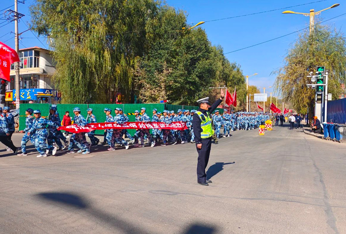 你求学军训，我保驾护航——卓资交警圆满完成职业中学新生军训徒步拉练安保任务3.jpg