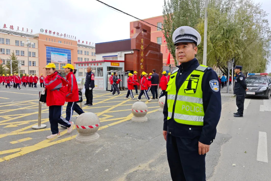 爱意暖金秋，助学护成长——内蒙古商都交警坚守“助学岗” 撑起“平安伞”1.jpg