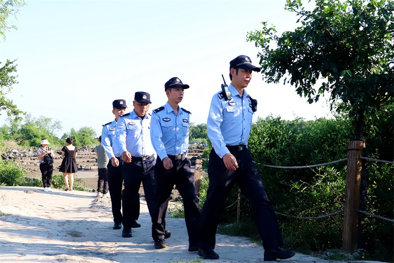 2.新英湾海岸派出所民警吴威龙带队在景区有序开展巡防工作.JPG