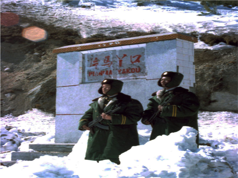 官兵在风雪丫口排站岗执勤.jpg